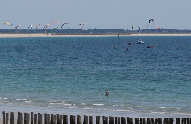 GRAND GRANDE, sol naciente, kitesurf y navegación en la arena, BELLE ILE en el horizonte