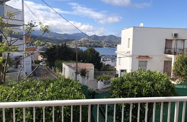 Planta baixa amb jardí i vistes al mar
