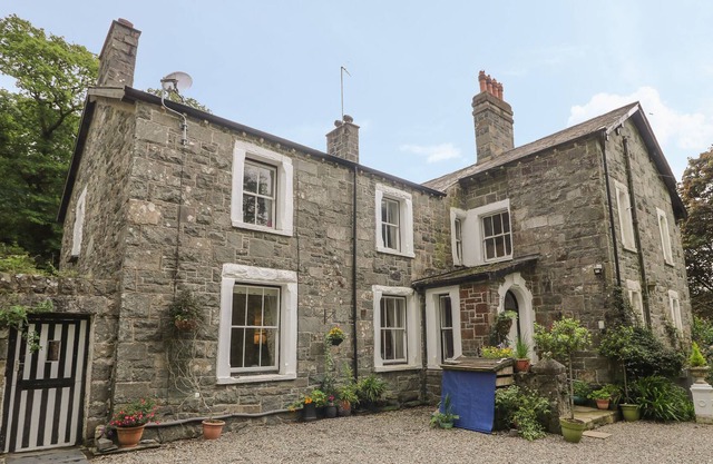 PLAS HENDRE GUEST WING, pet friendly, with a garden in Cwm Pennant