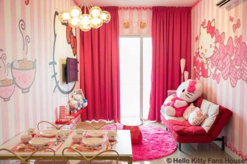 Play at HELLO KITTY Kawaii Fun House