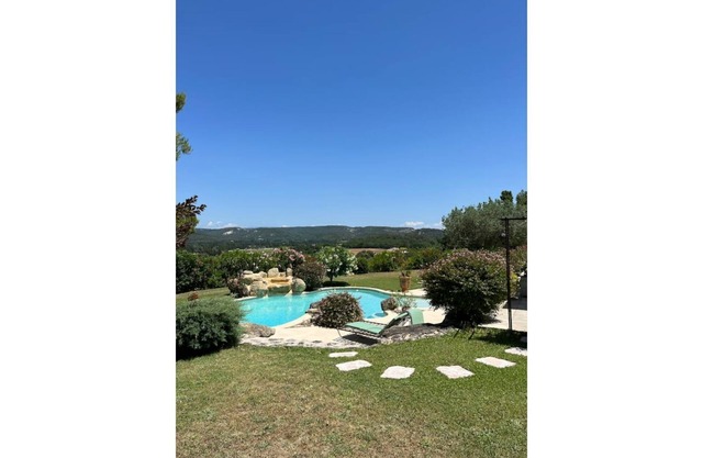 Pleasant quiet villa, exceptional view, 10 min walk from the village center.