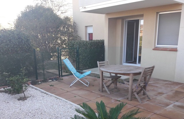 Bonito T2, jardín, piscina, cancha de tenis, estacionamiento privado.
