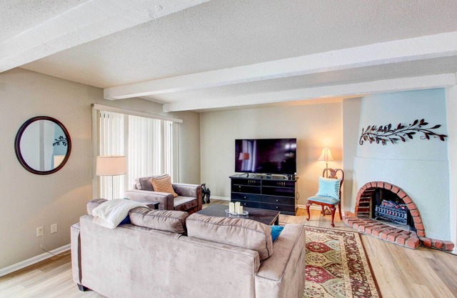 Pleasant Condo - 14 Mi to Dtwn Kansas City