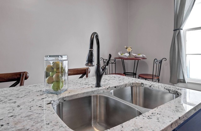 Pleasant duplex with AC in The Highlands, Louisville - WiFi included