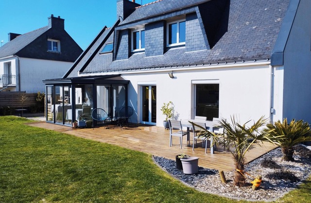 Pleasant family home Gulf of Morbihan near coastal road