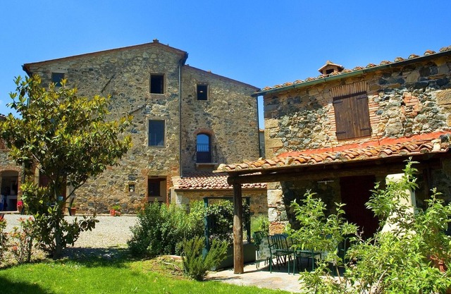La casa de vacaciones antigua en Castelnuovo di Val di Cecina con jardín