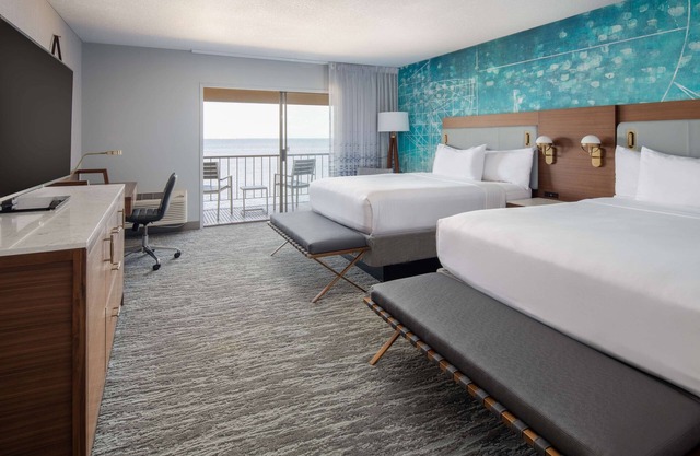 Pleasant Stay! Outdoor Pool, Parking, Pets Allowed, Near 5th and Oak Park!