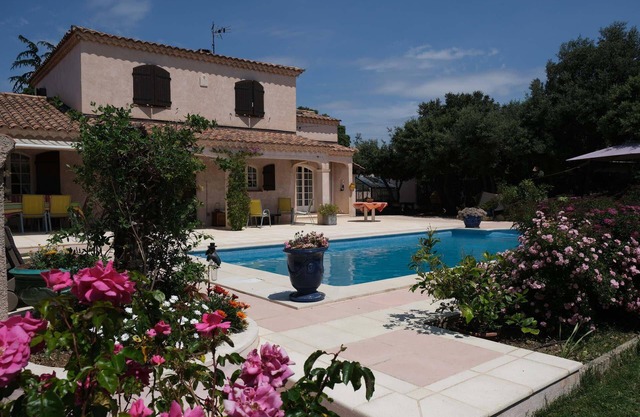 Villa con piscina (10x6), cerca del centro del pueblo en los Alpilles, 6 personas