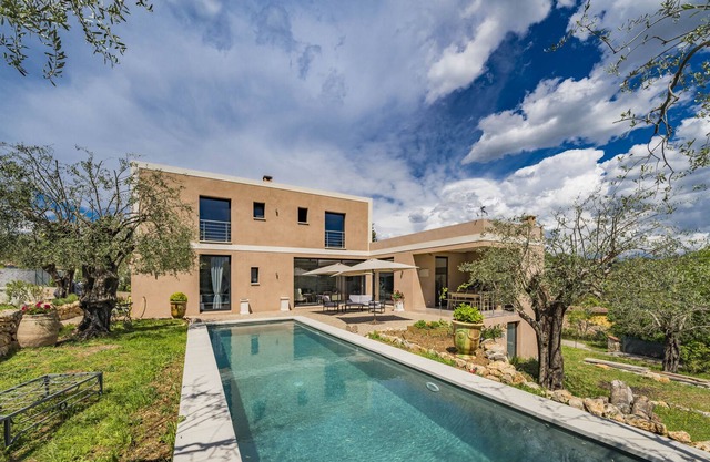 Pleasant villa with swimming pool ideally located in Grasse