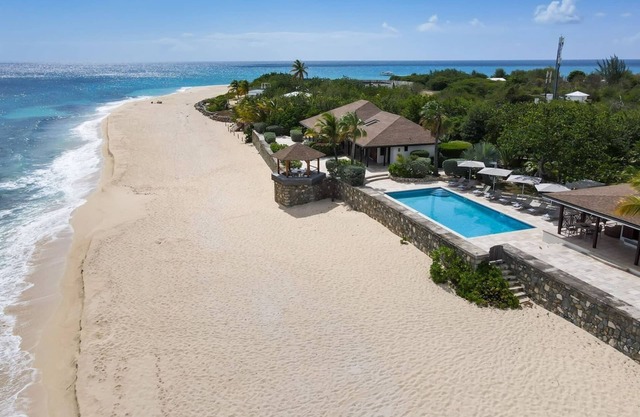 **PLEASE ENQUIRE FOR OUR SPECIAL RATES** 4 bedroom villa on Baie Longue Beach