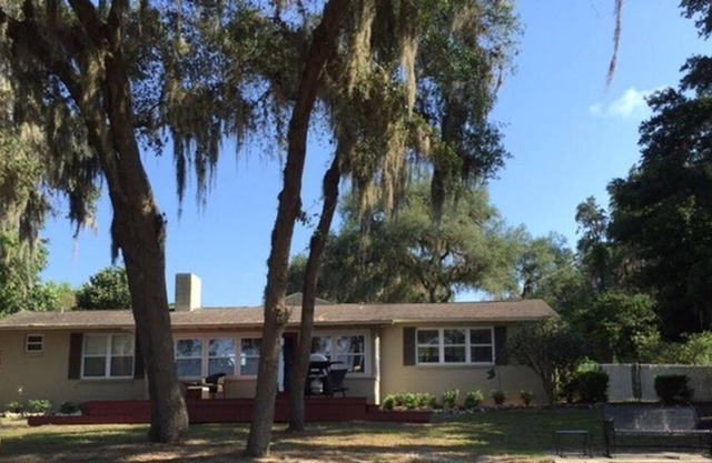 Casa frente al lago en el lago de los cisnes