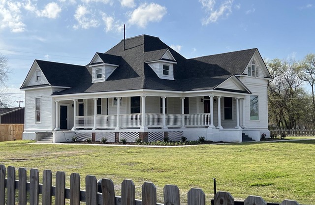 Plenty of space for the entire family! Near Turner falls and Crossbar Ranch.