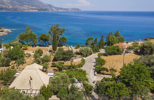 Ploes Luxury Cottages “Eleni” overlooking the sea