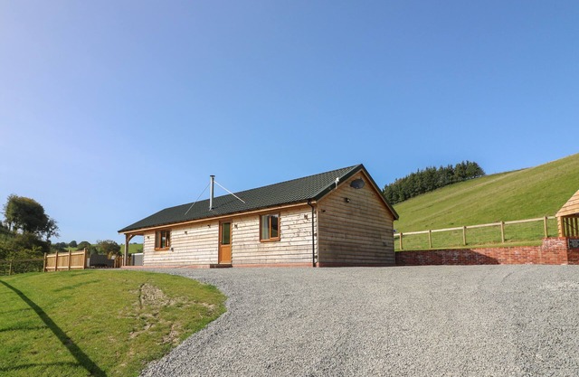 PLOONY HILL CABIN, pet friendly, with hot tub in Knighton