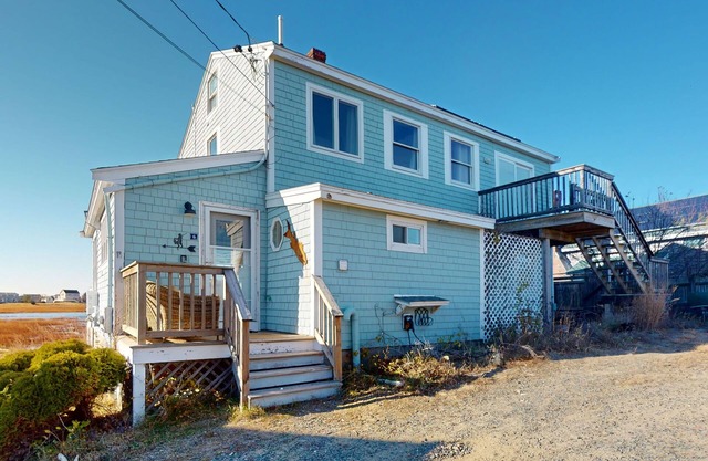 Plum Island Getaway: fishing, swimming, beachcombing or relaxing on the deck