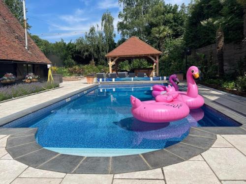 Plum Pudding Barn - private heated pool, hot tub & kids play area