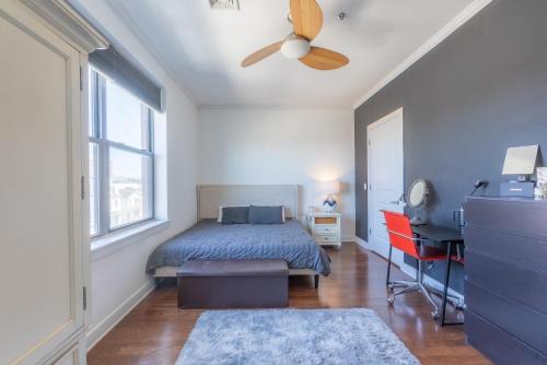 Plush Queen near NYC access to a shared kitchen, living room and bathroom, plus on-site gym