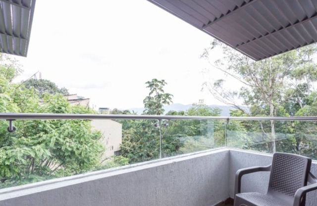 Poblado céntrico y amplio apartamento de dos pisos.