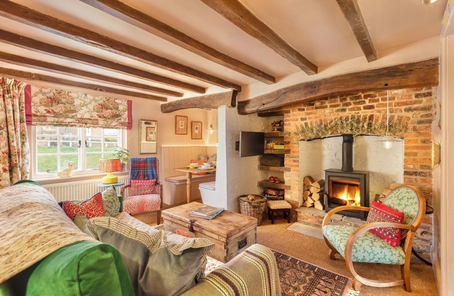 Pocket Cottage Historic Tiny Home Near Village Pubs