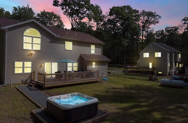 Pocono Lake Colonial | Firepit| Gameroom