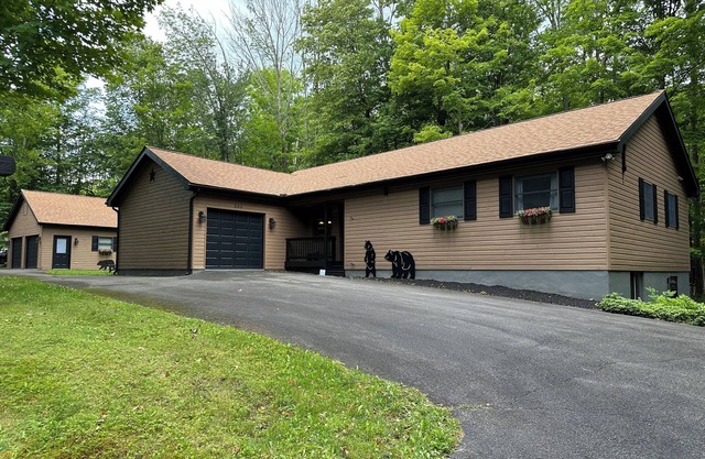 Poconos Award-Winning Gold Star Resort!! - Huge Bar, Arcade, Game Room, Theater!