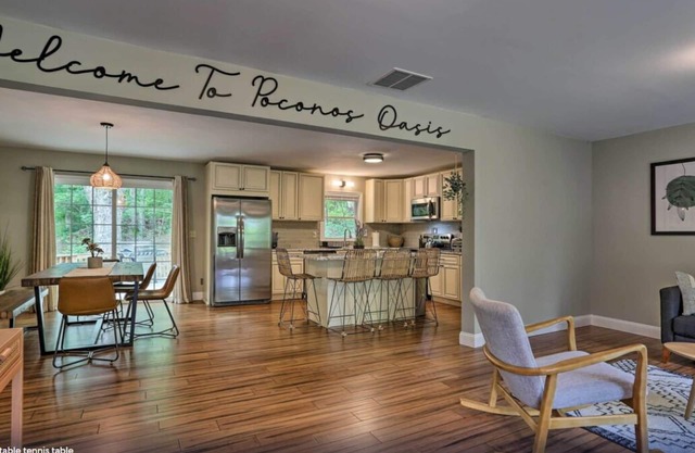 Poconos Oasis with hot tub, Game RM, & Fire pit. 8 min from Bushkill & Shawnee