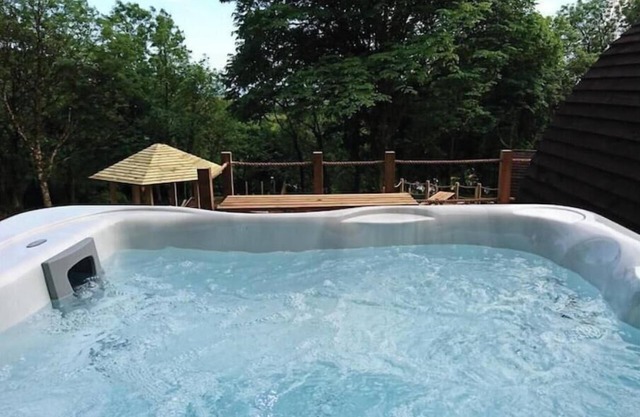 Pods @ Broadway with Hot tub