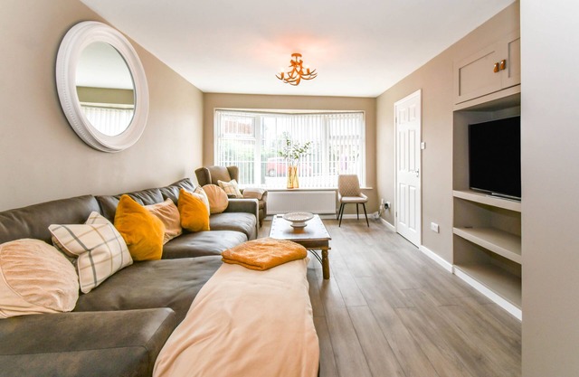 Poets Corner sleeps 7 across 3 bedrooms.