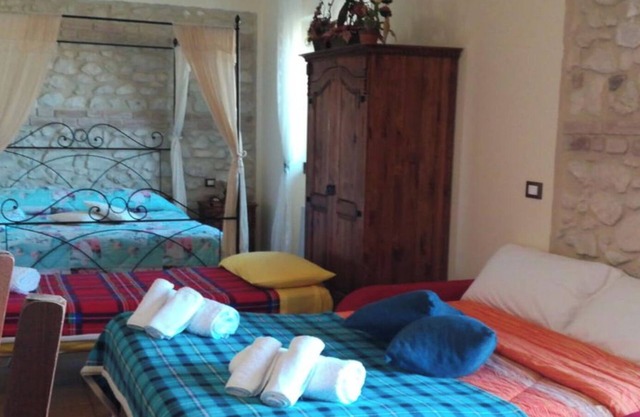Casa de campo con 8 apartamentos independientes a 4 km de Sulmona