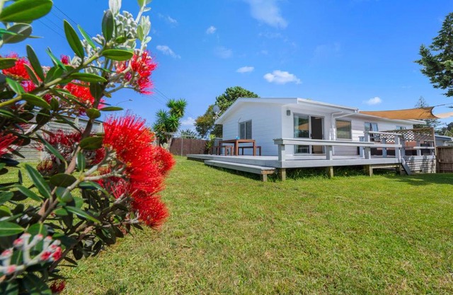Pohutukawa Breeze - Papamoa Beach Holiday Home