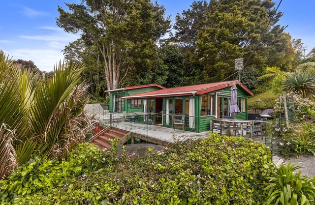 Pohutukawa Cottage - Matakana Holiday Home