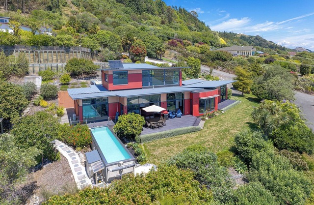 Pohutukawa House - Modern Home with Swimming Pool and Stunning Panoramic Views