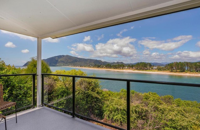 Pohutukawa on Paku - Tairua Holiday Home