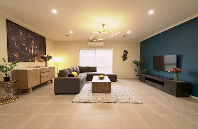 Point Cook 6 BRM 4-Bathroom House for Big Group