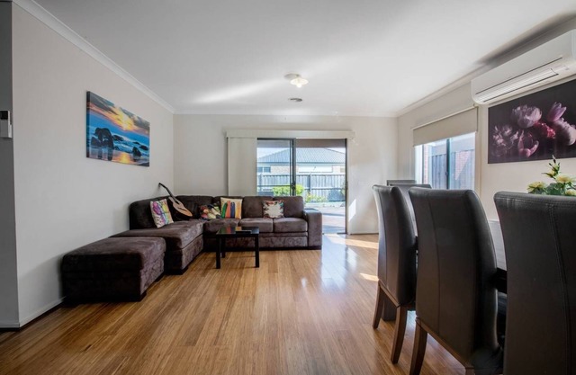Point Cook Home con una hermosa vista en agua salada