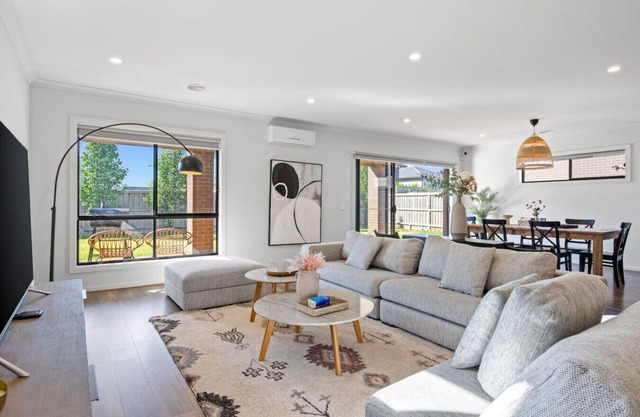 Mel16PC Point Cook's Spacious and Comfy 4BR/3BA Haven!