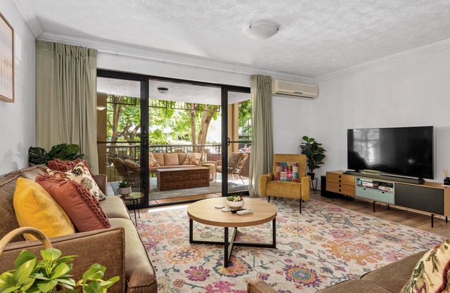 Point Peninsula! ~ 2Bed/2Bath/Car/Pool ~ Teneriffe
