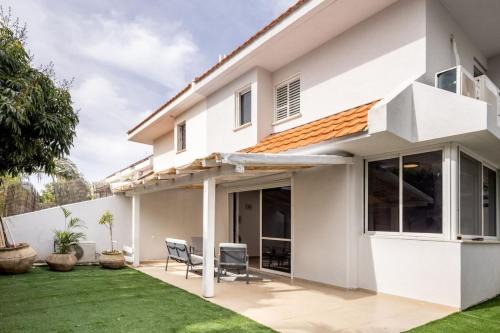 Poleg Serenity Villa with Shelter by Sea N' Rent