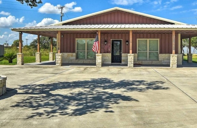 Polish Paradise - 3 Bedroom, 2 Bath Barndominium