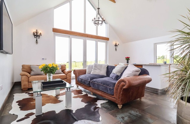 POLLY'S ANNEXE, family friendly, with hot tub in Levington