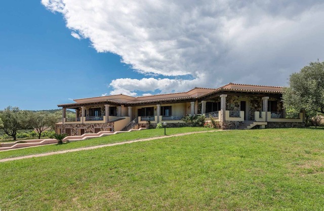 CASA POMPIA 2: casa de vacaciones rodeada de vegetación