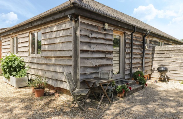 POND VIEW, pet friendly, with a garden in Rockbourne
