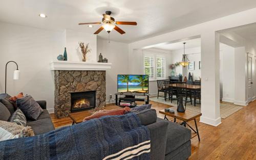 Ponderosa Escape Stunning Location Incredible Game Room Urban Trail System AC EV-charger