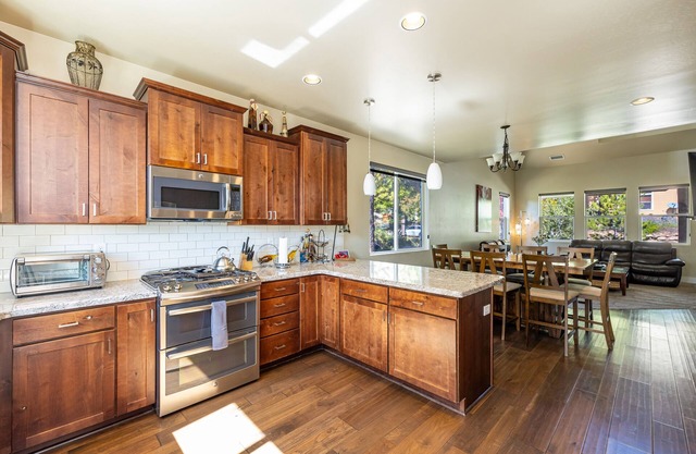 Ponderosa Heights Retreat - Large 5+ bedroom home with AC!