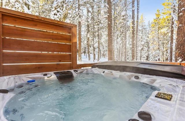 Ponderosa Pines - Custom 3 BR - Pet Friendly Private Hot Tub - Ski Shuttle