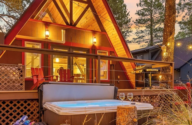 Ponderosa Surrounded A-Frame, Private Hiking Trail, Hot Tub, Fire Pit, Sleeps 6!