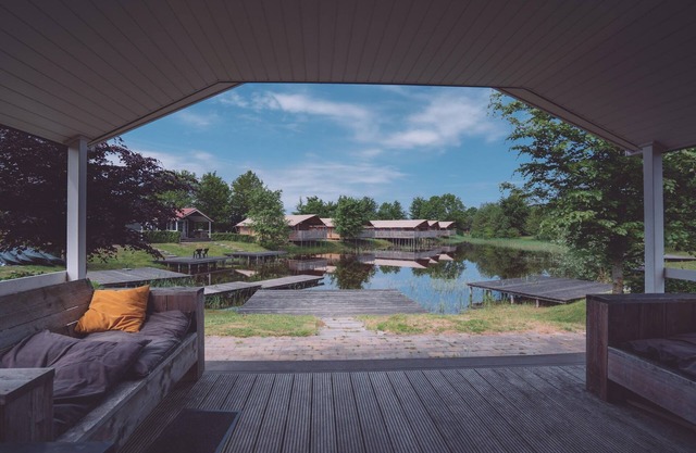 Lodge junto al estanque con embarcadero