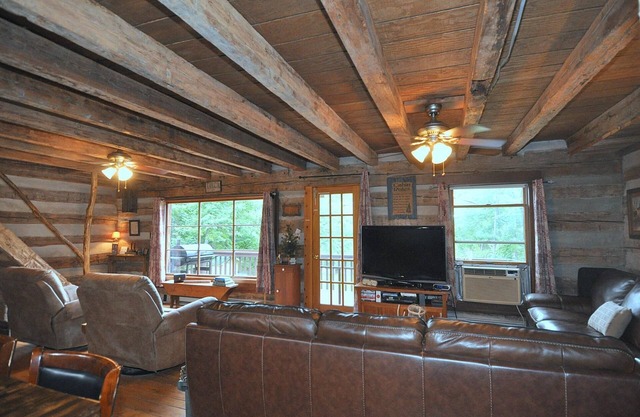 Pondview Cabin - Log Cabin Retreat