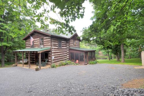 Pondview Cabin - Rustic Log Style Home, Grill, Wifi, Screen Porch, Trail, View, Pond Access, King Bed