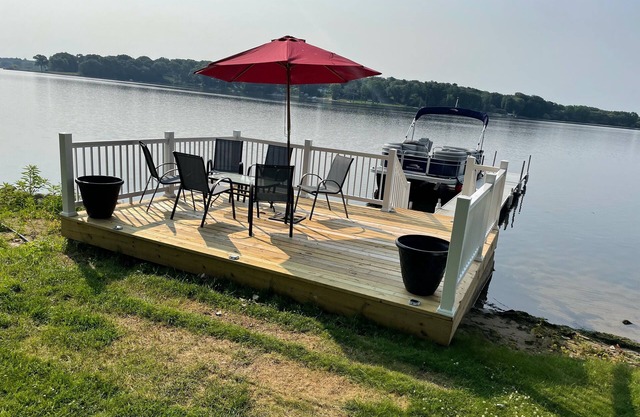 PONTOON BOAT NOW INCLUDED! KAYAKS! Waterfront Cottage on Mona Lake with HOT TUB!